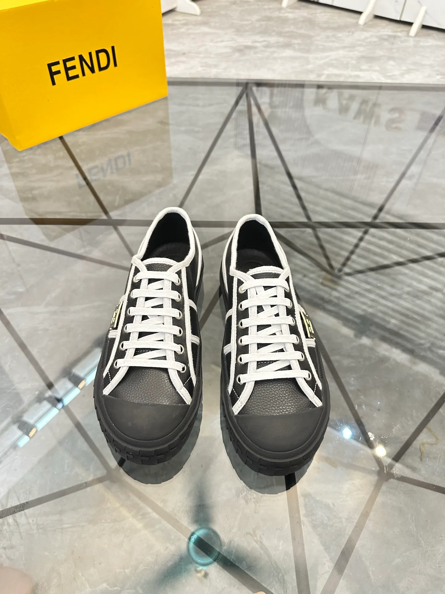 Selling men's shoes 💰: 💰P440¥ Product trademark: Fendi* "Fendi*" low-top casual shoes Regular size: 38-44 (can be customized to 45) Product materials: imported cowhide upper, sheepskin lining, original outsole. No.:6735